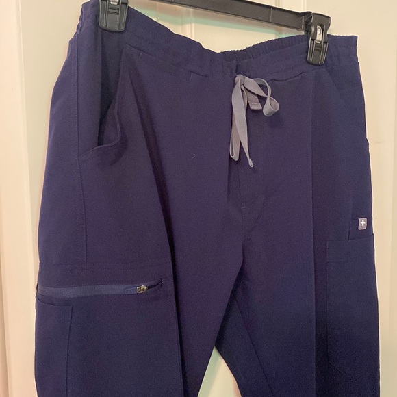 Figs Scrubs Yola Navy Medium Tall - Picture 2 of 3